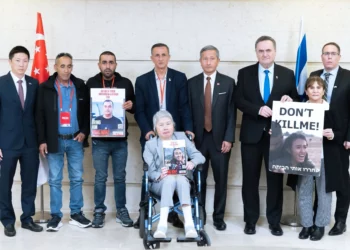 Familiares de Noa Argamani se reúnen con ministro de Exteriores de Singapur