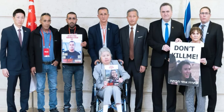 Familiares de Noa Argamani se reúnen con ministro de Exteriores de Singapur