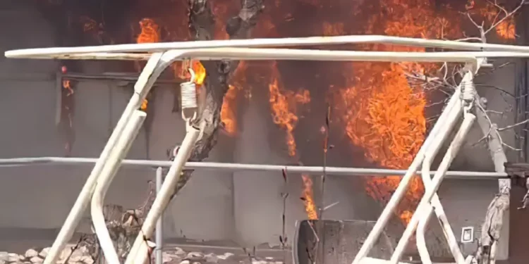 Ataque con cohetes de Hezbolá provoca incendio