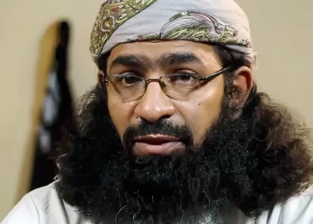 El líder de la rama yemení de Al Qaeda ha muerto, anuncia el grupo terrorista, sin dar más detalles. Khalid al-Batarfi tenía una recompensa de 5 millones de dólares por su cabeza ofrecida por el gobierno de EE. UU. por liderar el grupo Al Qaeda en la Península Arábiga durante años en los que estuvo encarcelado, fue liberado en una fuga y gobernó las fuerzas en Yemen en medio de la cruenta guerra de ese país. Aunque se cree que se ha debilitado en los últimos años debido a las luchas internas y a los presuntos ataques con aviones no tripulados de EE.UU. que han acabado con la vida de sus líderes, el grupo conocido por las siglas AQAP ha sido considerado durante mucho tiempo la rama más peligrosa del grupo que sigue operando tras la muerte de su fundador Osama bin Laden. Al Qaeda difundió un vídeo en el que se veía a Al Batarfi envuelto en un sudario funerario blanco y con la bandera blanca y negra de Al Qaeda. En su rostro no se apreciaban signos claros de traumatismo. Se cree que Al Batarfi tenía unos 40 años. “Alá se llevó su alma mientras buscaba pacientemente su recompensa y se mantenía firme, emigraba, guarnecía y libraba la yihad por Su causa”, dice el grupo terrorista en el vídeo, según el SITE Intelligence Group. El grupo hizo el anuncio en vísperas del Ramadán, el mes sagrado de ayuno musulmán que Yemen comenzará el lunes. En el anuncio, el grupo afirma que Saad bin Atef al-Awlaki asumirá el cargo de líder. EE. UU. ha puesto una recompensa de 6 millones de dólares por él, afirmando que al-Awlaki “ha pedido públicamente ataques contra EE. UU. y sus aliados”.