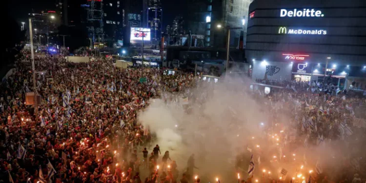 Enfrentamientos entre la policía y manifestantes de izquierda en Tel Aviv