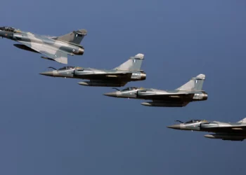 Un cuarteto de Mirage 2000-5 de la Fuerza Aérea Helénica sobrevuela la base aérea de Tanagra, al norte de Atenas, en noviembre de 2007, durante una ceremonia de puesta en servicio de los reactores. ARIS MESSINIS/AFP vía Getty Images