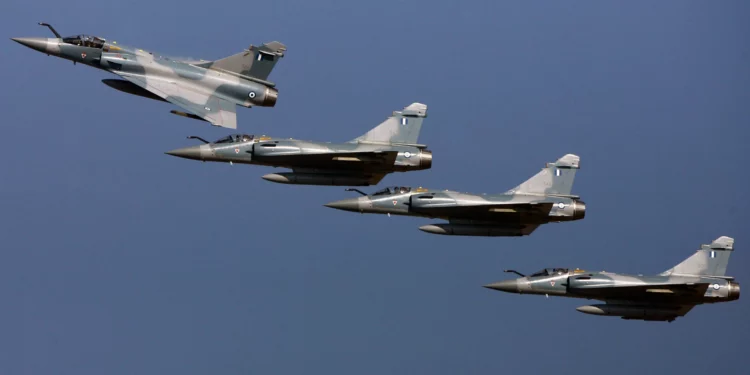 Un cuarteto de Mirage 2000-5 de la Fuerza Aérea Helénica sobrevuela la base aérea de Tanagra, al norte de Atenas, en noviembre de 2007, durante una ceremonia de puesta en servicio de los reactores. ARIS MESSINIS/AFP vía Getty Images