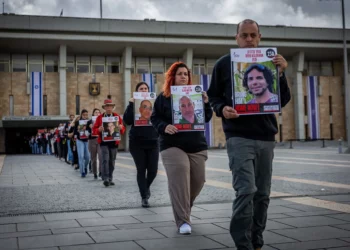 Familias de rehenes realizan procesión silenciosa en la Knesset