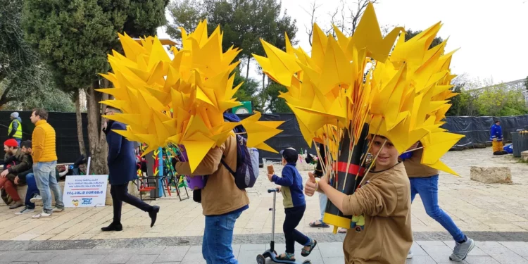 Desfile “Unidos en Purim” en Jerusalén en honor de los rehenes