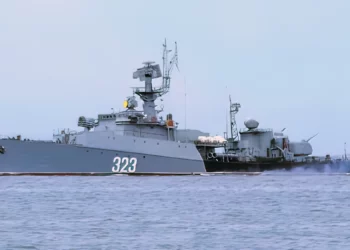 Tres buques de guerra rusos siguen a un submarino enemigo