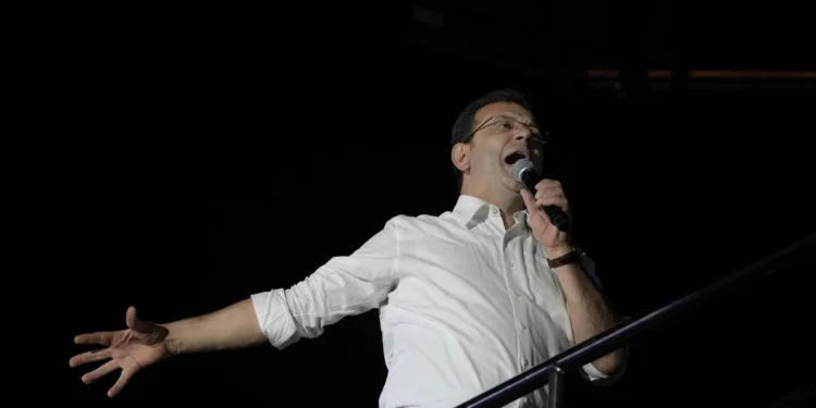 El alcalde de Estambul y candidato del Partido Popular Republicano, o CHP, Ekrem Imamoglu se dirige a sus seguidores frente al Ayuntamiento de Estambul, Turquía, la madrugada del lunes 1 de abril de 2024. (AP/Khalil Hamra)