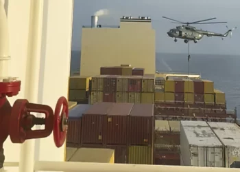 Esta captura de imagen tomada de un video de UGC publicado en las redes sociales el 13 de abril de 2024 muestra a la Guardia Revolucionaria de Irán descendiendo en rappel sobre un buque portacontenedores, MSC Aries, cerca del Estrecho de Ormuz. (Captura de pantalla del vídeo)