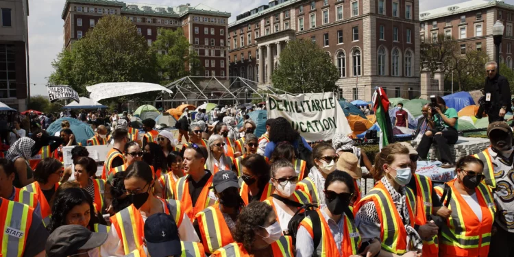 Columbia comienza a suspender a los estudiantes que permanecen en el campamento antiisraelí