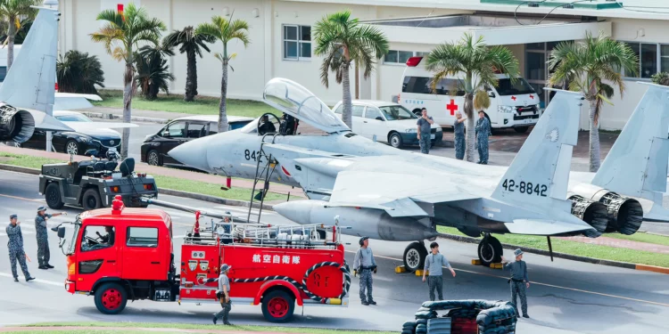 Cazas F-15 de JASDF aterrizan en la vía pública