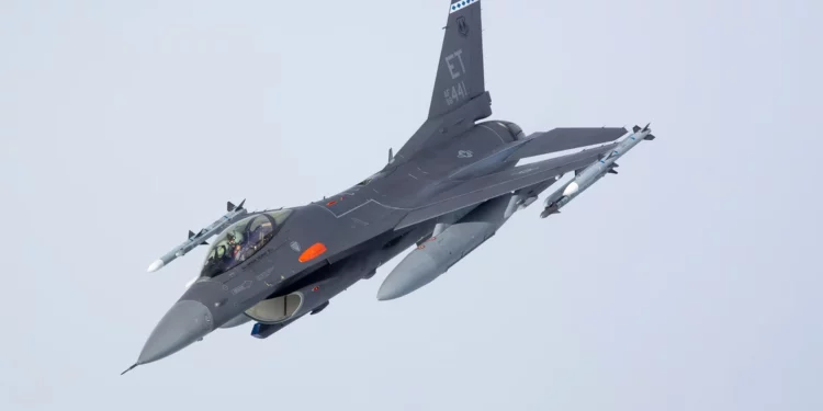 Cazas F-16 evolucionan para misiones sin piloto