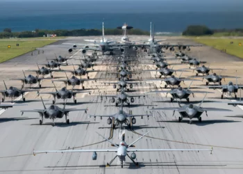 Kadena da la bienvenida a los nuevos F-22 y F-16