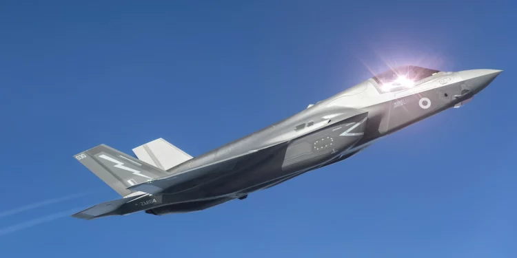 Caza F-35 de la RAF casi choca con dron a altura ilegal