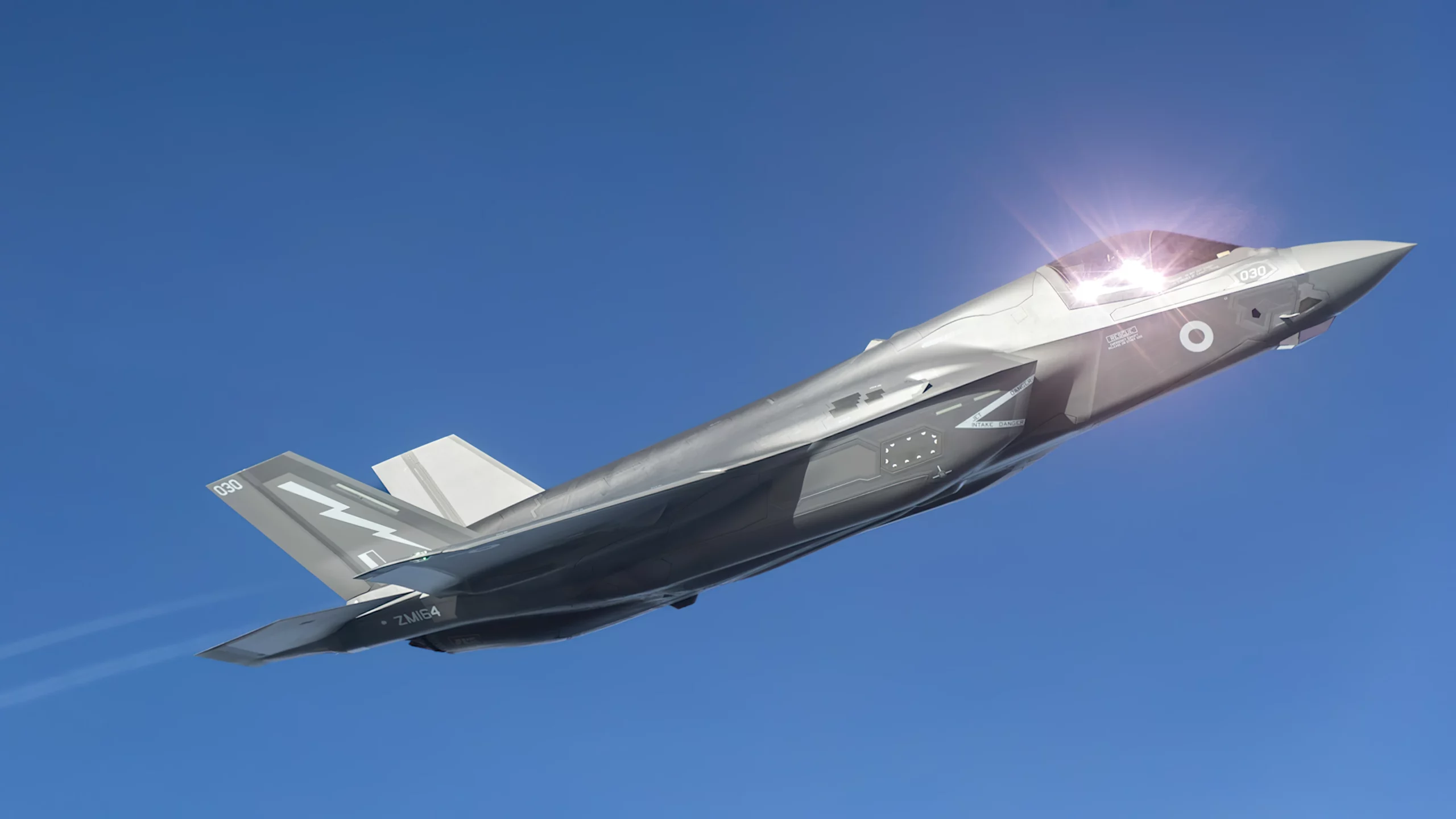 Caza F-35 de la RAF casi choca con dron a altura ilegal