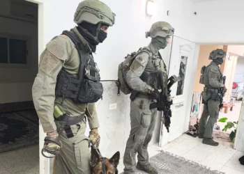 Policía realizando una redada en Tel Sheva, 1 de abril de 2024 (Policía de Israel)