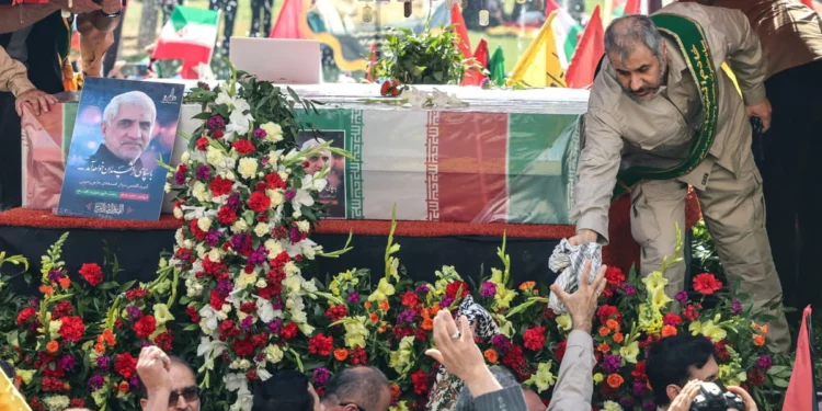 Irán reitera amenazas a Israel durante funeral de agentes CGRI