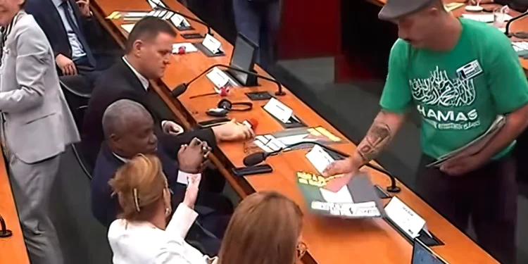 Hombre con camiseta de Hamás distribuye panfletos antisemitas en el parlamento brasileño