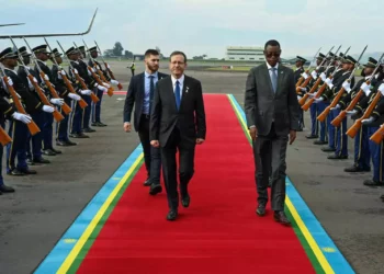 El presidente Isaac Herzog llega a Ruanda para asistir a la ceremonia que conmemora los 30 años del genocidio de Ruanda, el 7 de abril de 2024. (Maayan Toaf/GPO)