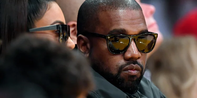Kanye West enfrenta demanda por comentarios racistas y elogios a Hitler