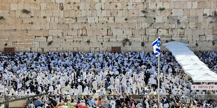 Miles de judíos asisten al Kotel para la bendición sacerdotal