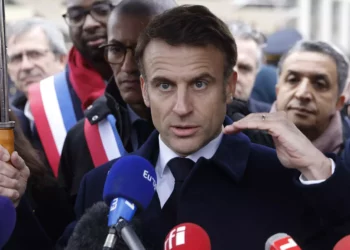 El presidente de Francia, Emmanuel Macron, habla con periodistas durante la inauguración de la villa olímpica de París 2024 en Saint-Denis, al norte de París, el 29 de febrero de 2024. 

(Ludovic Marin/Pool/AFP)