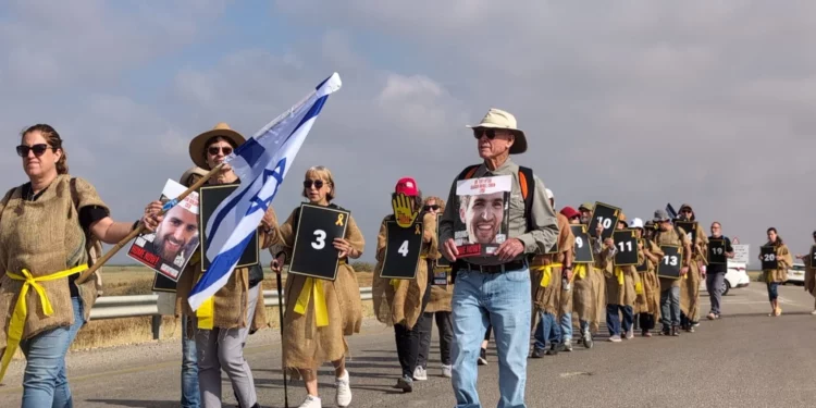 Manifestantes exigen liberación de rehenes cerca de Gaza: ¡Dejad ir a mi pueblo!