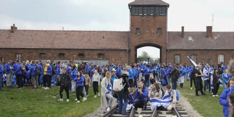 Sobrevivientes del Holocausto afectados por el 7 de octubre asistirán a la Marcha de los Vivos en Auschwitz