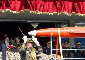 Un camión militar iraní transporta un dron Arash junto al presidente Ebrahim Raisi (izq.) y oficiales del ejército durante un desfile militar como parte de una ceremonia que marca el día anual del ejército del país en Teherán el 17 de abril de 2024. (ATTA KENARE / AFP)