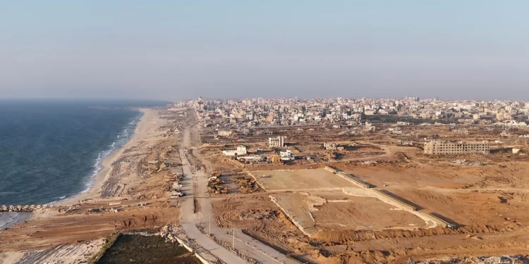 El ejército israelí junto con el Ministerio de Defensa han difundido imágenes recientes de la construcción de un muelle flotante en la costa central de la Franja de Gaza