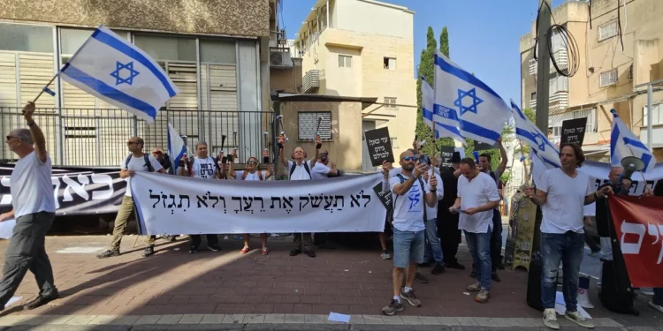 Protestas frente a casa de rabino por fondos a yeshivas haredíes