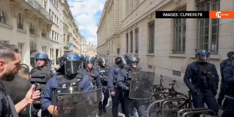 Manifestantes corean “Palestina libre” en la Universidad de la Sorbona de París