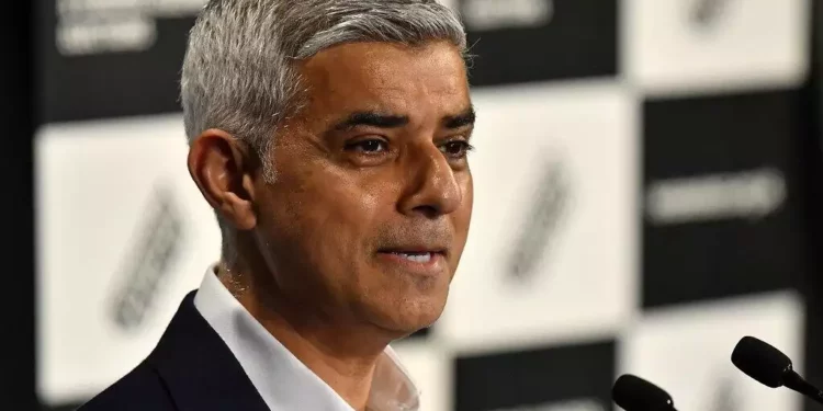 El alcalde de Londres, Sadiq Khan, pronuncia su discurso de aceptación tras ser declarado ganador de las elecciones a la alcaldía de Londres en el Ayuntamiento de Londres el 8 de mayo de 2021, ganando su segundo mandato. 

(Justin Tallis/AFP)