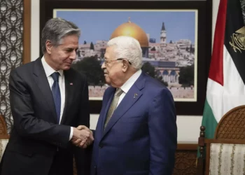 El secretario de Estado de Estados Unidos, Antony Blinken (izquierda), y el presidente de la Autoridad Palestina, Mahmoud Abbas, se dan la mano durante su reunión en la ciudad de Ramala, el 7 de febrero de 2024. (Mark Schiefelbein/AP)