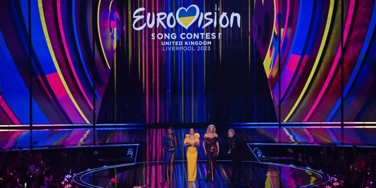 Los presentadores Alesha Dixon, Graham Norton, Hannah Waddingham y Julia Sanina aparecen en el escenario durante la final del Festival de la Canción de Eurovisión 2023 el 13 de mayo de 2023 en el M&S Bank Arena de Liverpool, norte de Inglaterra. (Paul Ellis/AFP)