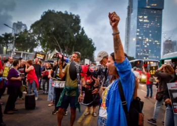 Manifestantes protestan por la liberación de los rehenes israelíes retenidos en la Franja de Gaza desde el 7 de octubre, Tel Aviv, 18 de abril de 2024. (Avshalom Sassoni/Flash90)