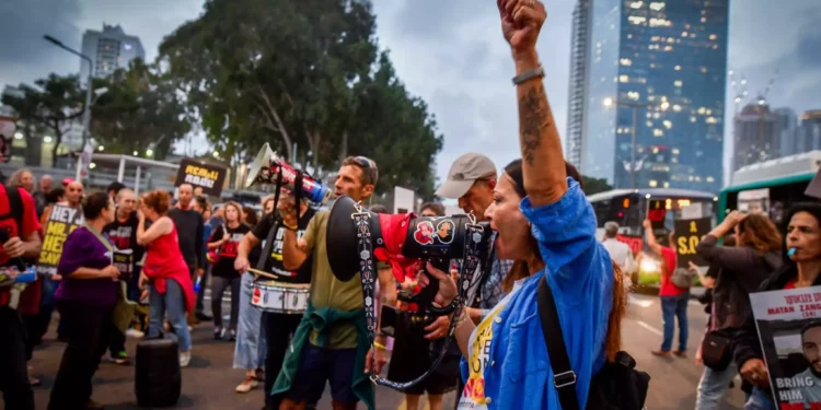 Manifestantes protestan por la liberación de los rehenes israelíes retenidos en la Franja de Gaza desde el 7 de octubre, Tel Aviv, 18 de abril de 2024. (Avshalom Sassoni/Flash90)