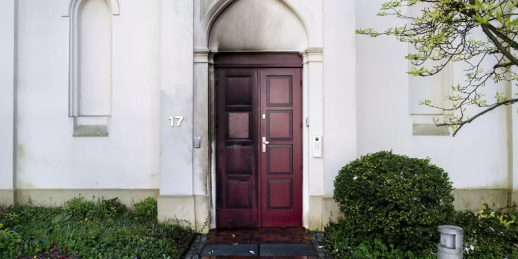 Se pueden ver rastros de fuego en la puerta de entrada de una sinagoga dañada por un dispositivo incendiario en Oldenburg, Alemania, el 5 de abril de 2024. (Hauke-Christian Dittrich/dpa vía AP)