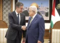 El secretario de Estado de Estados Unidos, Antony Blinken, izquierda, y el presidente de la Autoridad Palestina, Mahmoud Abbas, se dan la mano durante su reunión en la ciudad de Ramallah, en Judea y Samaria, el 7 de febrero de 2024. (Foto AP/ Mark Schiefelbein, Pool)