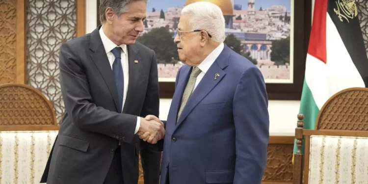 El secretario de Estado de Estados Unidos, Antony Blinken, izquierda, y el presidente de la Autoridad Palestina, Mahmoud Abbas, se dan la mano durante su reunión en la ciudad de Ramallah, en Judea y Samaria, el 7 de febrero de 2024. (Foto AP/ Mark Schiefelbein, Pool)