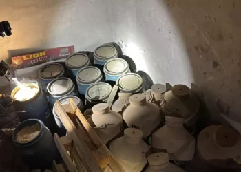 Dispositivos explosivos y material encontrado por tropas en el sur de Gaza Jan Yunis, en una imagen publicada el 6 de abril de 2024 (Fuerzas de Defensa de Israel)