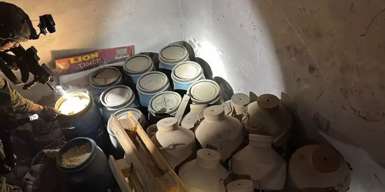 Dispositivos explosivos y material encontrado por tropas en el sur de Gaza Jan Yunis, en una imagen publicada el 6 de abril de 2024 (Fuerzas de Defensa de Israel)
