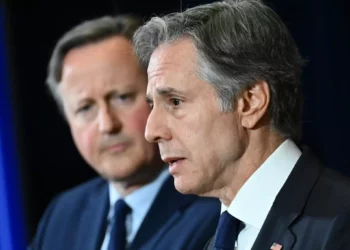 El secretario de Estado estadounidense, Antony Blinken, a la derecha, y el secretario de Asuntos Exteriores británico, David Cameron, celebran una conferencia de prensa conjunta en el Departamento de Estado en Washington, DC, el 9 de abril de 2024. (Mandel Ngan/AFP)