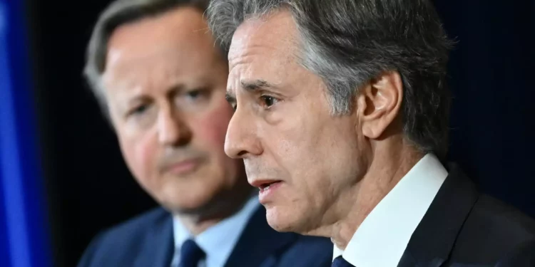 El secretario de Estado estadounidense, Antony Blinken, a la derecha, y el secretario de Asuntos Exteriores británico, David Cameron, celebran una conferencia de prensa conjunta en el Departamento de Estado en Washington, DC, el 9 de abril de 2024. (Mandel Ngan/AFP)