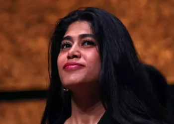 Rima Hassan asiste a una reunión de La France Insoumise (LFI) antes de las elecciones, en Montpellier, suroeste de Francia, el 14 de abril de 2024 (Pascal GUYOT / AFP)