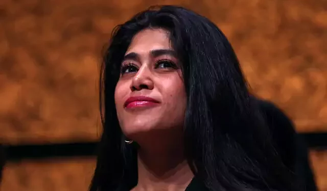 Rima Hassan asiste a una reunión de La France Insoumise (LFI) antes de las elecciones, en Montpellier, suroeste de Francia, el 14 de abril de 2024 (Pascal GUYOT / AFP)
