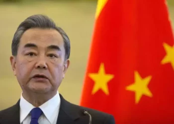 El ministro de Relaciones Exteriores de China, Wang Yi, habla durante una conferencia de prensa conjunta con el ministro de Relaciones Exteriores de Palestina, Riyad Al-Maliki, en el Ministerio de Relaciones Exteriores en Beijing, el 13 de abril de 2017. (AP/Mark Schiefelbein)