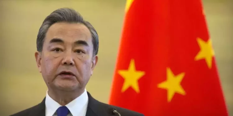 El ministro de Relaciones Exteriores de China, Wang Yi, habla durante una conferencia de prensa conjunta con el ministro de Relaciones Exteriores de Palestina, Riyad Al-Maliki, en el Ministerio de Relaciones Exteriores en Beijing, el 13 de abril de 2017. (AP/Mark Schiefelbein)