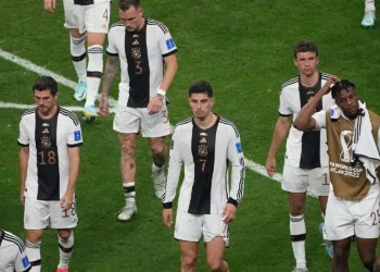 Alemania abandona el campo después del partido de fútbol del Grupo E de la Copa Mundial entre Costa Rica y Alemania en el estadio Al Bayt en Al Khor, Qatar, el 1 de diciembre de 2022. (Foto AP/Ariel Schalit)