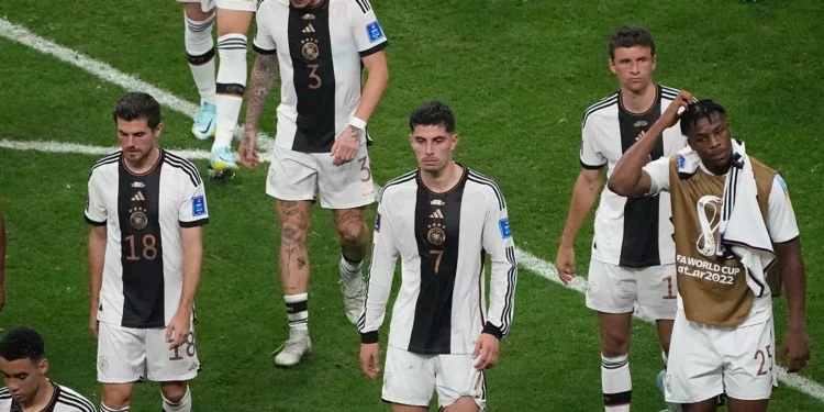 Alemania abandona el campo después del partido de fútbol del Grupo E de la Copa Mundial entre Costa Rica y Alemania en el estadio Al Bayt en Al Khor, Qatar, el 1 de diciembre de 2022. (Foto AP/Ariel Schalit)