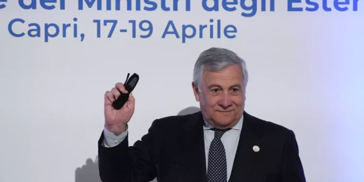 El ministro de Relaciones Exteriores de Italia, Antonio Tajani, habla con los periodistas durante la conferencia de prensa final en la reunión de ministros de Relaciones Exteriores del G7 en la isla de Capri, Italia, el 19 de abril de 2024. (AP Foto/Gregorio Borgia)